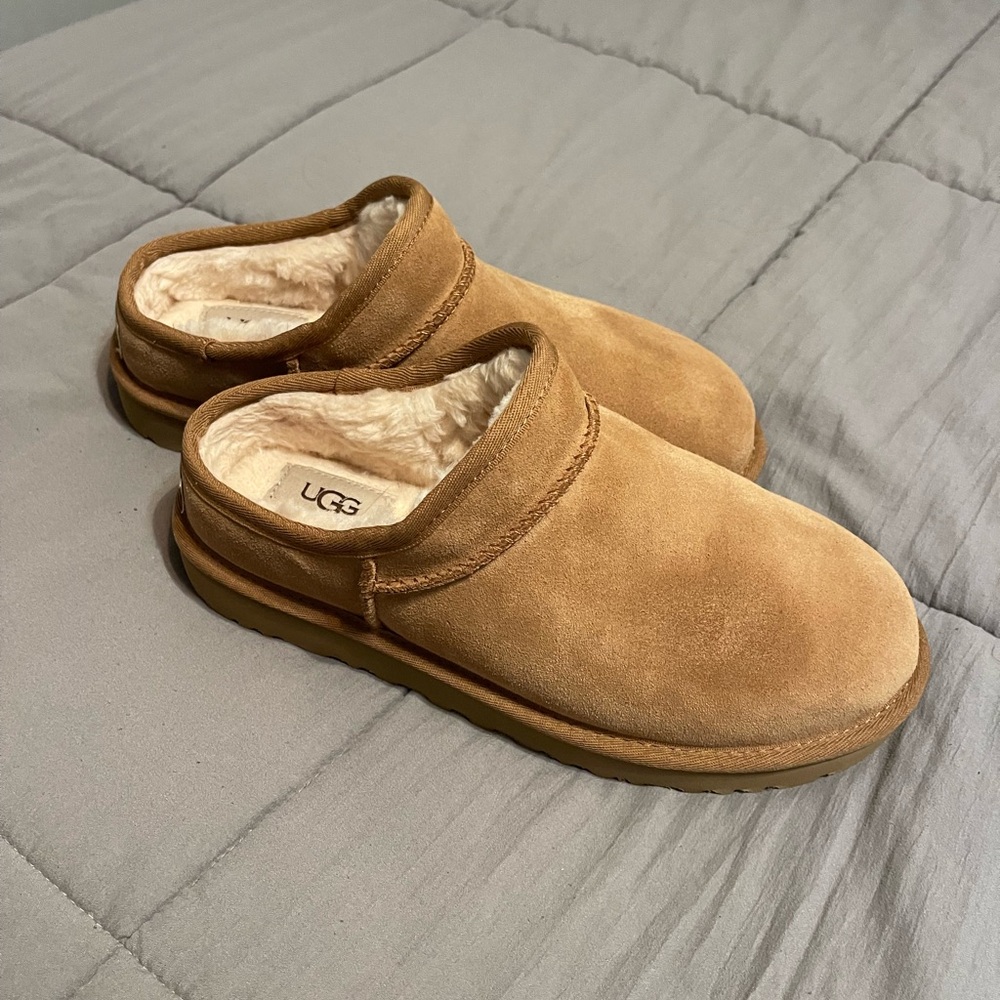 UGG SLIPPERS - LIKE NEW - Picture 2 of 6